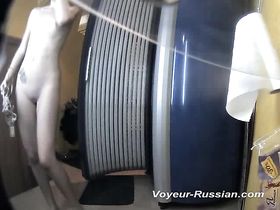 Милая леди с красивыми ножками разделась перед скрытыми камерами