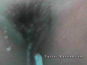 Брюнетка с небритой щелью