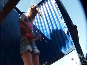 Обворожительная и сногсшибательная куколка медленно раздевается в раздевалке