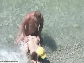 Страстная чиксуля оседлала бойфренда в море