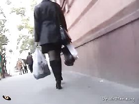 Милашка шла с рынка домой, как парень снял ее задницу