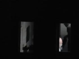 Парень навел камеру на окно своей соседки из соседнего дома и снимает видео