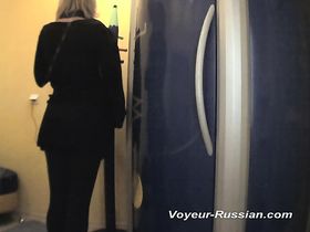 Великолепная куколка расслабляется в солярии