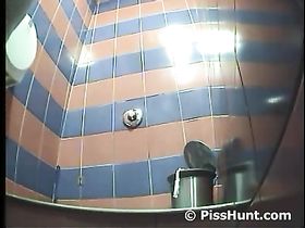 Во время нужды держит руки на дырочках