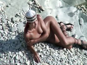 Голая красотка позирует для бойфренда