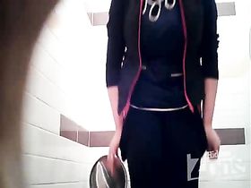 Уборщица торгового центра ходит в туалет