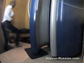 Жирная зрелая тетка пришла а общественный душ и показала сиськи