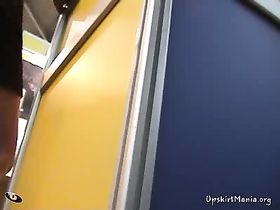 Парню нравится подсматривать за самками 