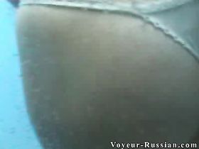 Симпатичная телка в кабинке для переодевания