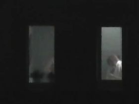 Подглядывание в окно здания напротив