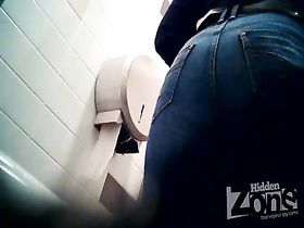 Симпатичная девка в туалете торгового центра