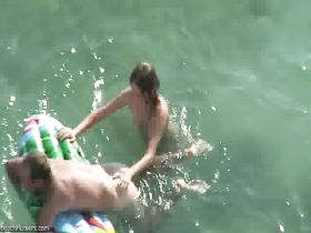 Водные забавы парочки отдыхающих