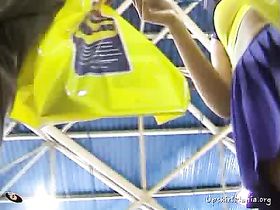 Милашка в очень короткой юбке попалась на камеру парня