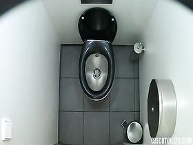 Эта красавица может привлекать мужчин только одной своей джинсовой мини юбочкой