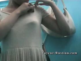 Молоденькая надевает купальник