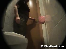 Баба в чулках села на унитаз