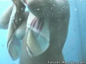 Снимаем трусики и моем свое голое тело