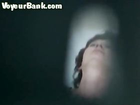 Зрелая леди сидя на гинекологическом кресле раздвинула свои полные ножки для осмотра