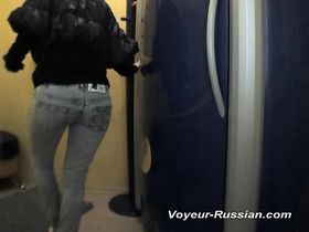 Взрослая очаровательная девушка немного попозировала на камеру