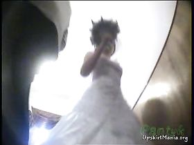 Опять пытаемся увидеть трусики невесты