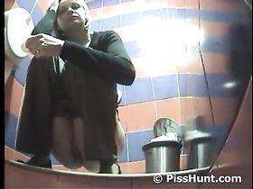 Дама в возрасте писает