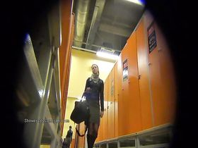 Девушка переодевает трусы в раздевалке