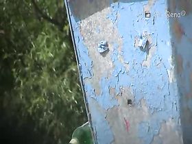 Девушки отдыхают на нудистском пляже