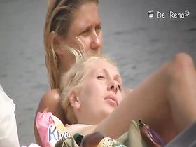 Подсматриваем за симпатичными молодыми нудистками