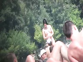 На пляже очень много парочек нудистов