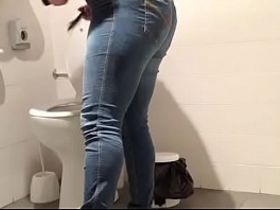 Взрослая бабка с жирной жопой зашла поссать и была запечетлена на камеру в туалете для инвалидов