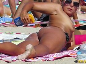 На камеру мобильного телефона попались посетители пляжа, которые не стеснялись показать свои прелести