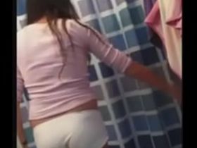 Молодая студентка с слегка полной фигурой принимает душ на скрытую камеру