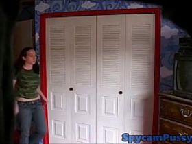 Слегка полная телочка с большими сиськами одевается и не обращает внимания на камеру