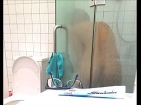 Брат заснял на камеру свою сестру пока та моется в душе