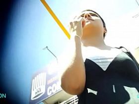 Девушка с полными ногами и белыми трусиками попалась на камеру из под юбки