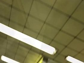 Молодая студентка идет домой после учебы и не замечает парня с камерой который снимает ее из под юбки