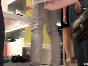 Мужик с камерой в женском магазине снимает вагины в трусиках под платьем