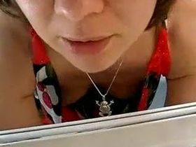 Чувак с камерой снимает взрослую девушку с очень глубоким вырезом