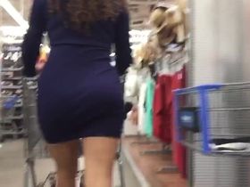 Прогуливаясь по супермаркету парень с камерой снимает классные жопы