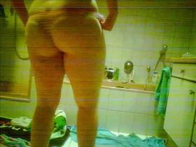 Камера в ванной засекла полную девушку, которая мылась и даже не обращала внимания