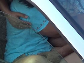 Мужик снимает через окно, как парочка трахается в машине