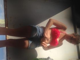 В пляжной кабинке молодая девушка переодевалась прямо на камеру