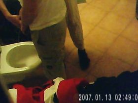 Сосед поставил скрытую камеру в туалет и заснял как мужик и женщина ссут