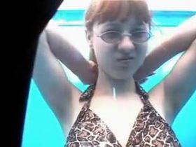 Девушка с большими сиськами переодевается в кабинке на скрытую камеру