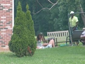 Девушка соблазнила парня прямо на улице пока соседи снимали на камеру