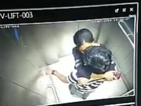 Мужик решил заснять интересное видео как студенты трахаются в лифте