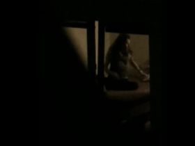 Сосед поглядывает за красивой девушкой через окно пока она одевается