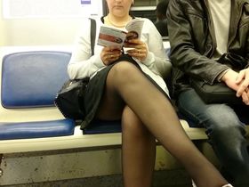 Прогуливаясь по городу парень наснимал несколько красивых телок в коротких платьях и юбках