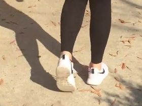 Девушка в прозрачных лосинах прогуливается по городу, а парень снимает ее попку на камеру