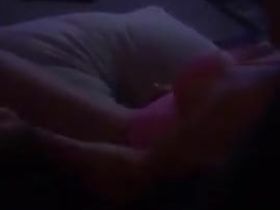 Женщина мастурбирует после душа, пока муж снимает ее на камеру